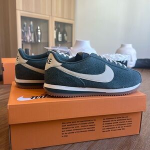 BRAND NEW Nike Womens Cortez size 9 suede green